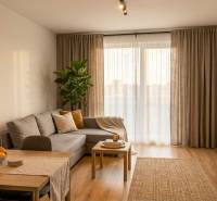 Wohnzimmer in einer 2-Zimmer-Wohnung mit Holzboden.