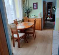 Essbereich in einer 2-Zimmer-Wohnung mit Holzboden und hellen Möbeln.