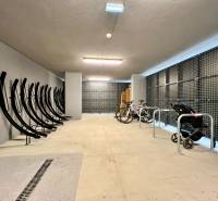 Fahrrad- und Kinderwagenabstellplatz im Wohnkomplex an der Hraničná in Ružinov.