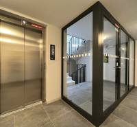 Aufzug und verglastes Treppenhaus im Gebäude an der Hraničná in Bratislava - Ružinov.