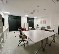 Ein Büro mit weißen Möbeln, zwei Schreibtischen und Regalen in einer 2-Zimmer-Wohnung.