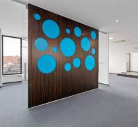 Innenräume von Büros mit dekorativer Wand und Glastüren in Bratislava - Ružinov.