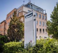 Ein Bürogebäude in Bratislava - Ružinov in Nové Záhrady, umgeben von Grünflächen.