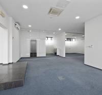 Büros mit verglasten Wänden, Teppichboden und Klimaanlage in Bratislava - Ružinov, Nové záhrady Straße.