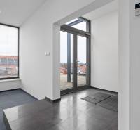 Büros mit hellem Eingangsbereich, Fliesen und Blick auf die Terrasse.