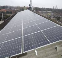Solarmodule auf dem Dach in Bratislava - Ružinov in der Straße Nové záhrady.