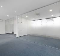 Büros mit verglasten Wänden, Teppichboden und Klimaanlage in Bratislava - Ružinov.