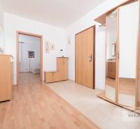 Eingangsbereich in einer 3-Zimmer-Wohnung mit Holzboden und Spiegelschrank.
