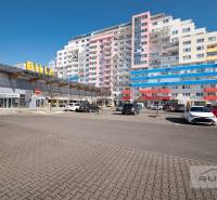 Billa in der Saratovská-Straße, Bratislava - Dúbravka, neben einem Wohnhaus mit Parkplatz.