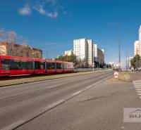 Straßenbahn in der Saratovská-Straße. Im Hintergrund Plattenbauten in Bratislava-Dúbravka.