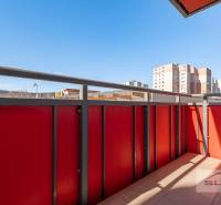 Der Balkon einer 3-Zimmer-Wohnung in der Saratovská Straße in Bratislava - Dúbravka mit Blick auf die Stadt.