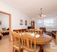 Esstisch mit Holzstühlen in einer 3-Zimmer-Wohnung, neben dem Wohnzimmer.