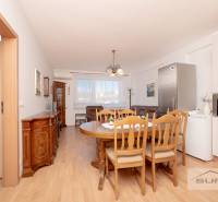 Esszimmer mit Holzboden und Möbeln in einer 3-Zimmer-Wohnung.