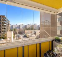 Veranda mit Glasfenstern mit Blick auf moderne Wohngebäude, 3-Zimmer-Wohnung, Dúbravka, Bratislava.