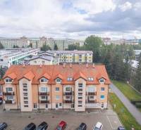 Ein Wohnhaus mit orangem Dach in Poprad bietet Aussicht auf die Umgebung, einschließlich 2-Zimmer-Wohnungen.