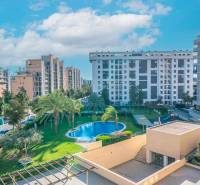 Blick auf Wohngebäude und Pool in Alicante, 2-Zimmer-Wohnung.
