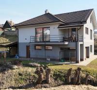 Einfamilienhaus in der Lipova-Straße in Lukavica, mit Terrasse und großem Garten.
