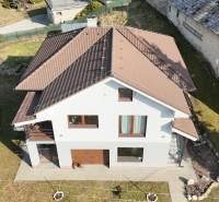 Einfamilienhaus in der Lipova-Straße in Lukavica mit Garten, Felsen und Gehweg.