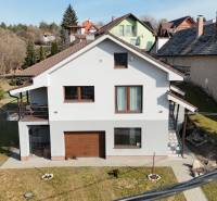 Einfamilienhaus in der Lipova-Straße in Lukavica mit überdachtem Balkon und Garage.