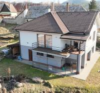 Das Einfamilienhaus in der Lipová-Straße in der Stadt Lukavica hat einen Garten, eine Terrasse und Gewächshäuser.