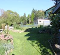 Der Garten beim Einfamilienhaus in der Lipová-Straße in Lukavica, umgeben von Grün und Blumen.