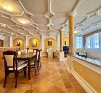 Innenraum einer 4-Zimmer-Wohnung mit eleganter Decke, Säulen und geräumigem Essbereich.