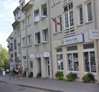 Ein Bürogebäude eines Reisebüros in der Zámocká-Straße in Bratislava, eine Gruppe von Personen auf dem Gehweg.