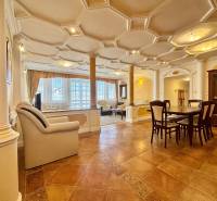 Innenraum einer 4-Zimmer-Wohnung mit gewölbter Decke, Holzboden und Möbeln.