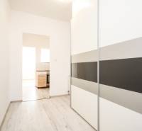 Innenraum einer 2-Zimmer-Wohnung mit Holzboden und Einbauschrank.