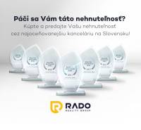 Ocenenia realitnej kancelárie RADO Reality Group s nápismi a logom v pozadí.