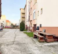 Parkplatz und Bank vor dem Gebäude in der Hodžova-Straße in Trenčín, in der Nähe einer 2-Zimmer-Wohnung.