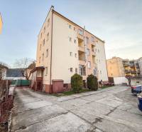 Das Wohnhaus mit Parkplatz in der Hodžova-Straße, Trenčín, bietet Zweizimmerwohnungen an.