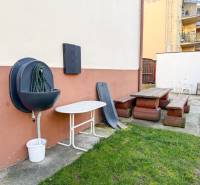 Garten in der Hodžova-Straße in Trenčín mit einer Bank und Gartenmöbeln bei einer 2-Zimmer-Wohnung.