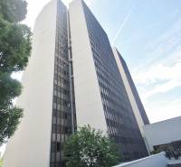 Ein Bürohochhaus in der Kutlíkova-Straße in Bratislava - Lúky, teilweise von Grünflächen umgeben.