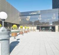 Außenbereich der Büros in der Kutlíkova-Straße in Bratislava - Lúky mit Terrasse und grünen Pflanzen.