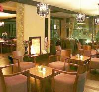 Stilvolle Büros mit Holzboden, bequemen Sitzgelegenheiten und ambienter Beleuchtung.