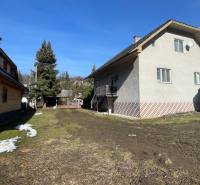 Ein Einfamilienhaus in Terchová mit einem geräumigen Hof, das überall einen Blick auf die Natur bietet.