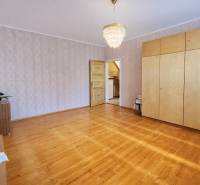 Innenraum eines Einfamilienhauses mit Holzboden, Kronleuchter und Einbauschrank.