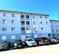 Gebäude mit Parkplatz in der Vodárenská-Straße in Galanta, geeignet für eine Einzimmerwohnung.