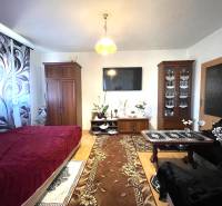 Wohnzimmer in einer Einzimmerwohnung mit Holzboden und Möbeln.