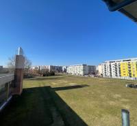 Blick auf die Wohnsiedlung von der Vodárenská-Straße in Galanta mit Einzimmerwohnungen und Grünflächen.