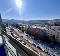 Blick aus einer 3-Zimmer-Wohnung in Brezová pod Bradlom auf das Wohngebiet und die umliegende Landschaft.