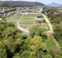 Luftaufnahme von Grundstücken in Haniska, umgeben von Grünflächen und Verkehrsinfrastruktur.