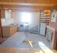 Hütte mit Küche, Wendeltreppe und Boden mit Holzdekor.