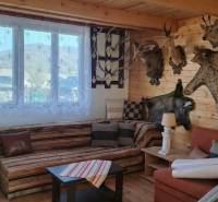 Das Innere einer Hütte mit Trophäen, Holzverkleidung und einem Boden mit Holzdekor.