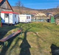 Baugrundstück in Kráľovce Krnišov mit Betonmischer und Anhängern im Hof.