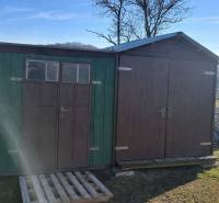 Holzhütten und Palette im Garten der Hütte in Kráľovce Krnišov.