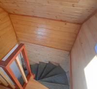 Treppe in einer Hütte mit Holzdekorverkleidung, Innenraum mit warmem Touch.