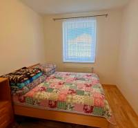 Schlafzimmer im Einfamilienhaus mit Bett und Holzboden.