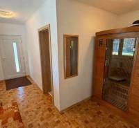 Flur in einem Einfamilienhaus mit Holzboden und eingebauter Sauna.